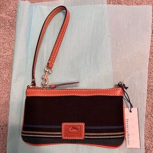 NWT Dooney and Burke Tartan Large Zip Wristlet